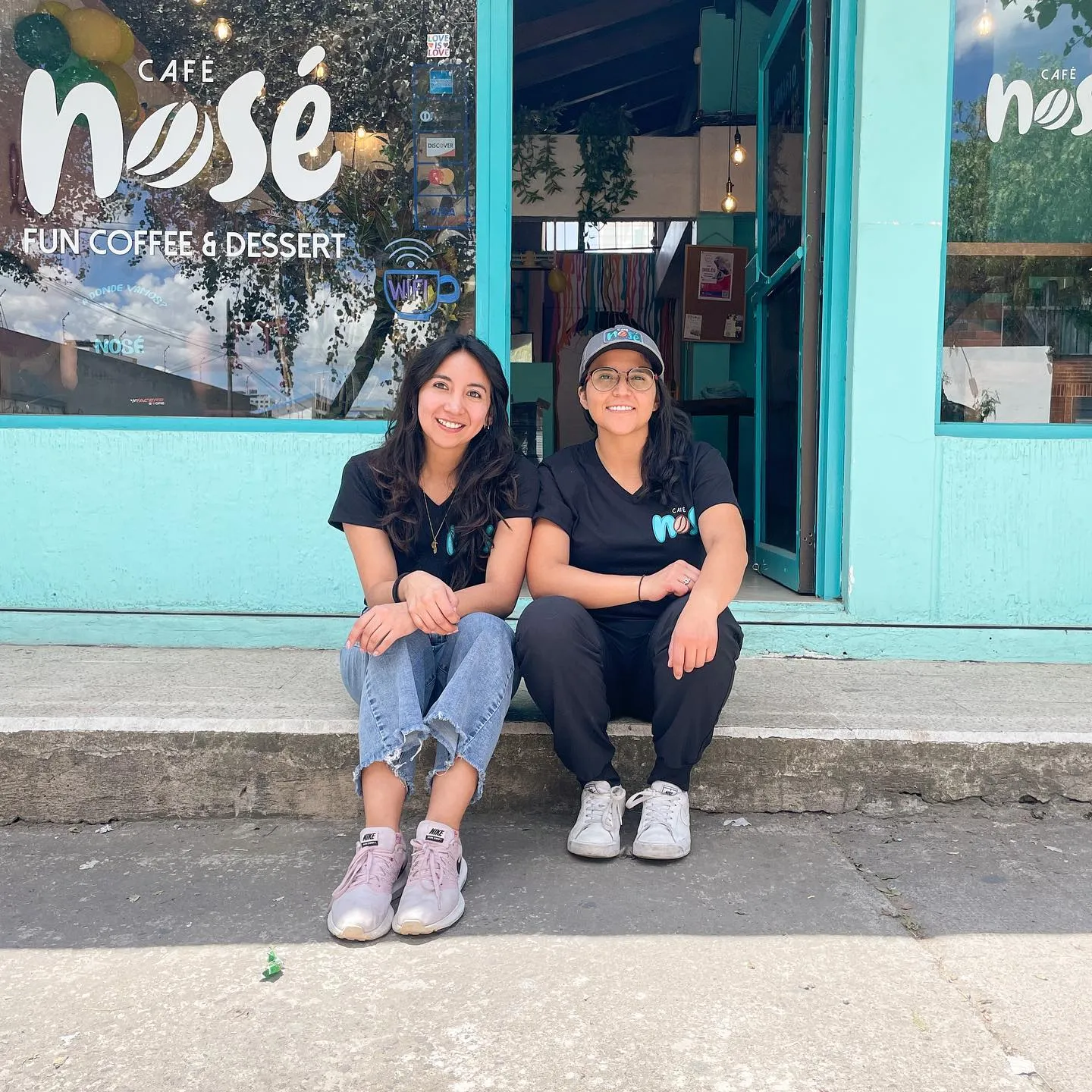 Los dos fundadores en la fachada turquesa de Café Nosé