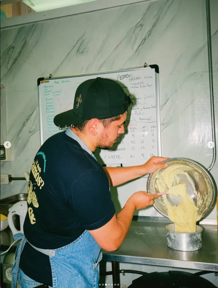 Cocinero preparando masa en la cocina de Café Nosé